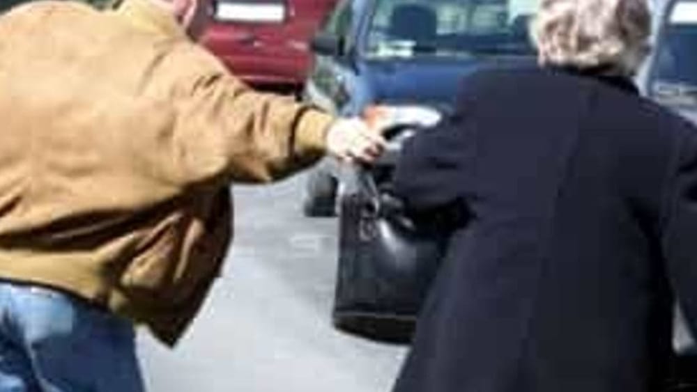 Scippa anziana e scappa al bar