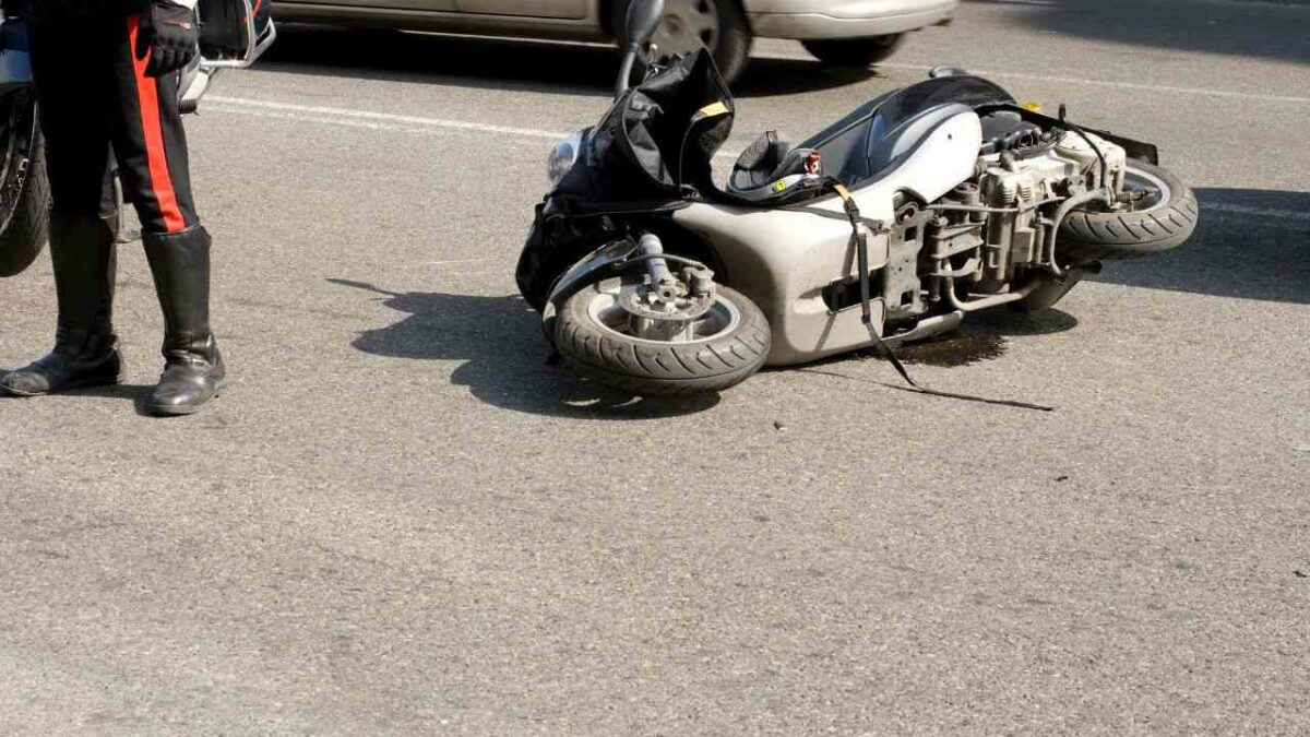 Incidente tra auto e scooter