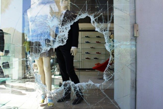 Usato tombino contro vetrina