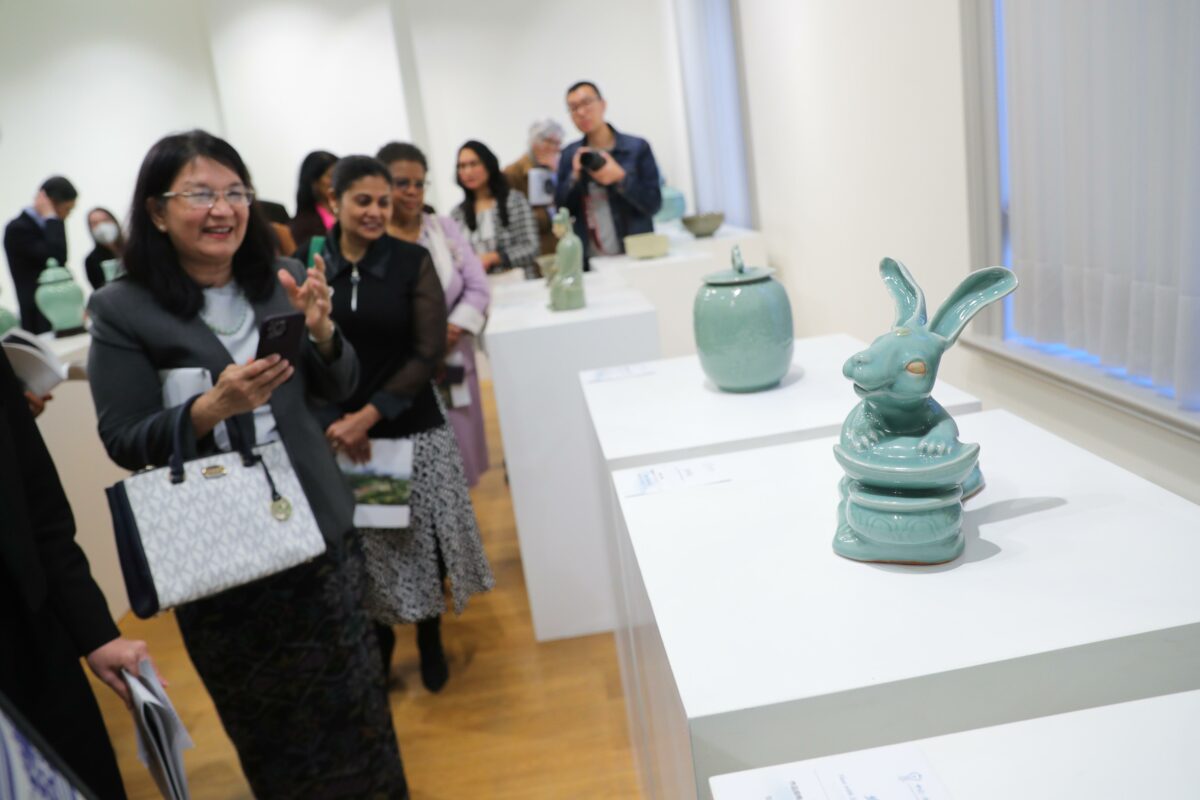 Visitatori alla mostra longquan
