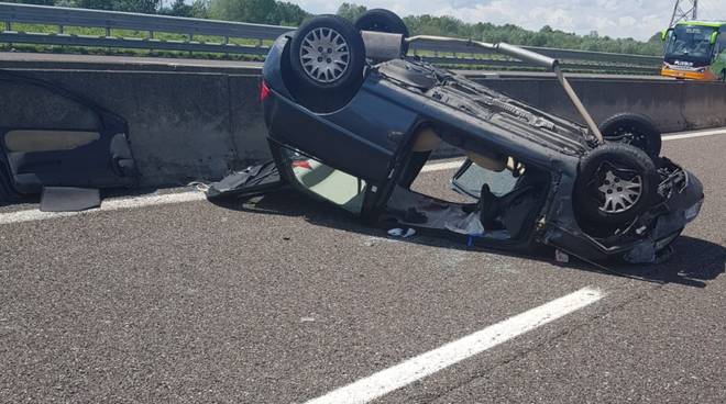 Auto ribaltata in autostrada