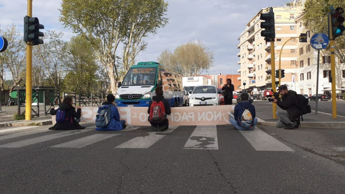 Blocco stradale in viale Tor di Quinto di Ultima Generazione