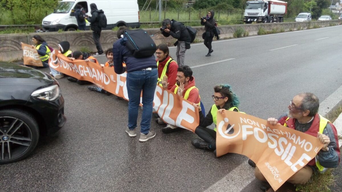 Via Appia Nuova bloccata questa mattina da Ultima Generazione