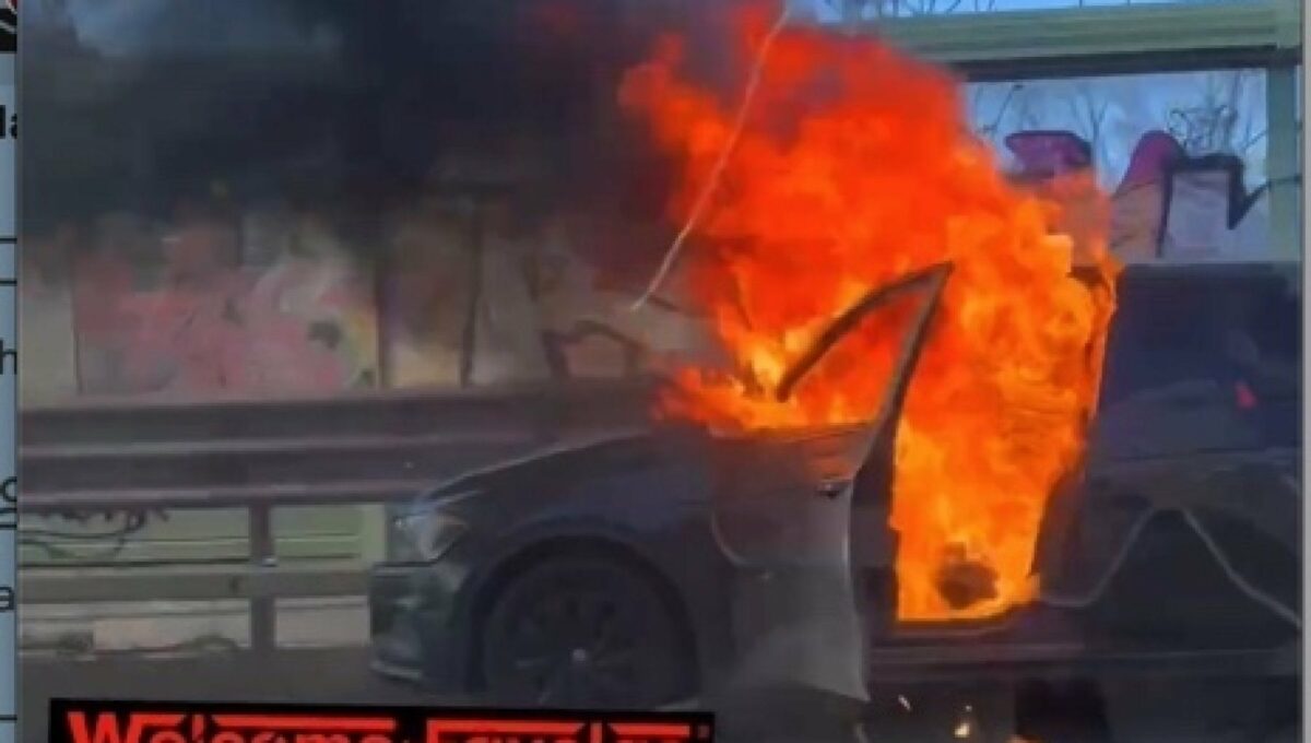 Filmano auto a fuoco sul Gra