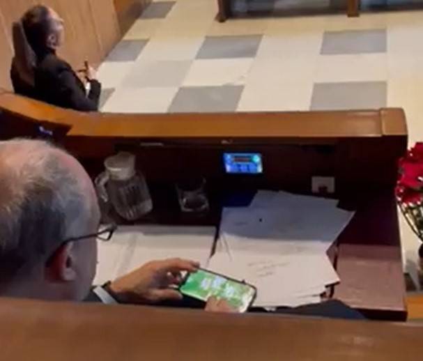Gualtieri gioca a scopa in consiglio