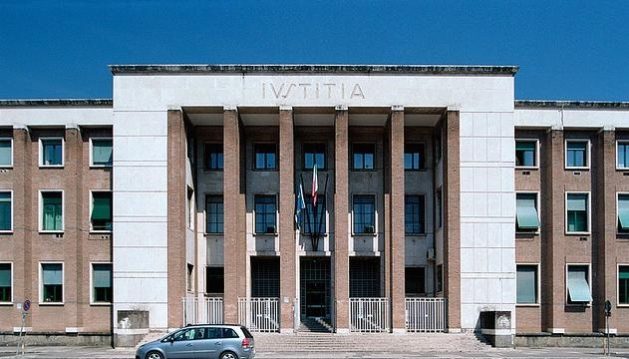 Minacce alla polizia condannati