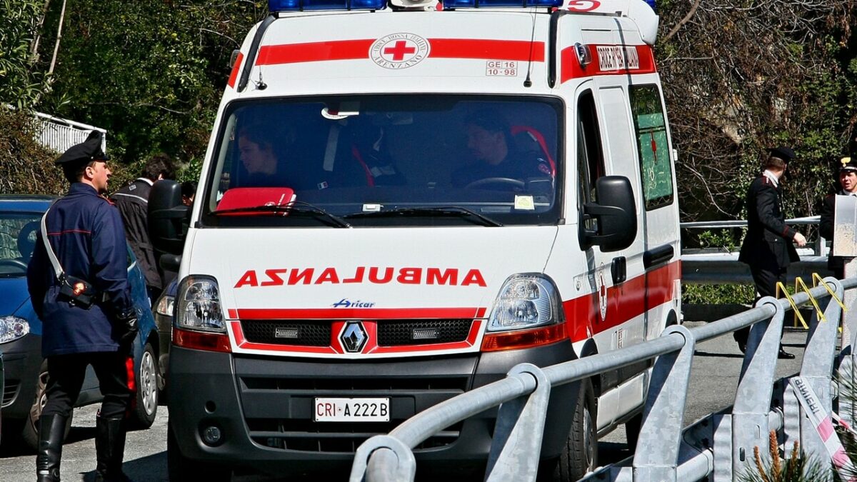 Pensionata cade dal balcone