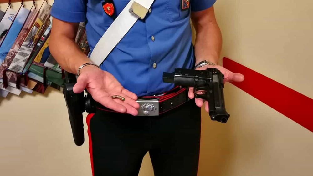Calciatore 19enne con pistola