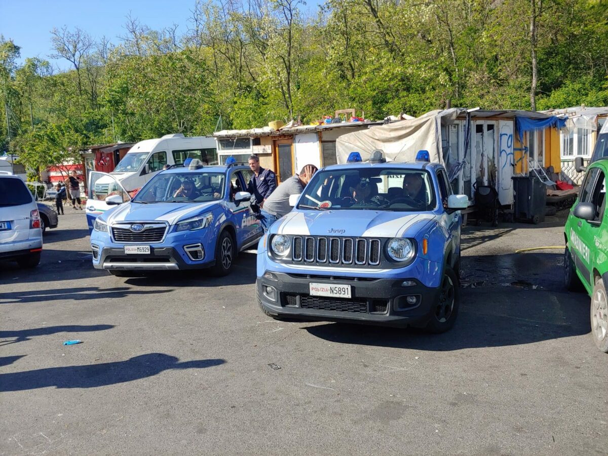 Controlli delle forze dell'ordine al Campo Nomadi di via L. Candoni