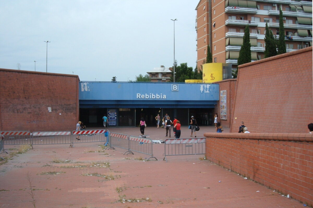 Accoltellato davanti metro B