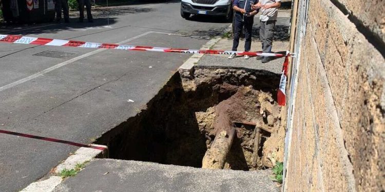 Voragine Portuense evacuati