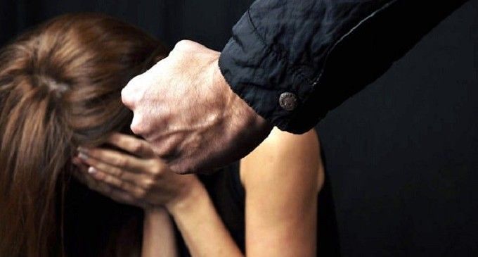Abusa della moglie davanti ai figli