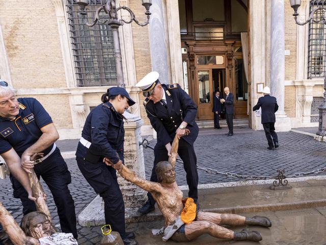 Blitz degli ambientalisti a Roma