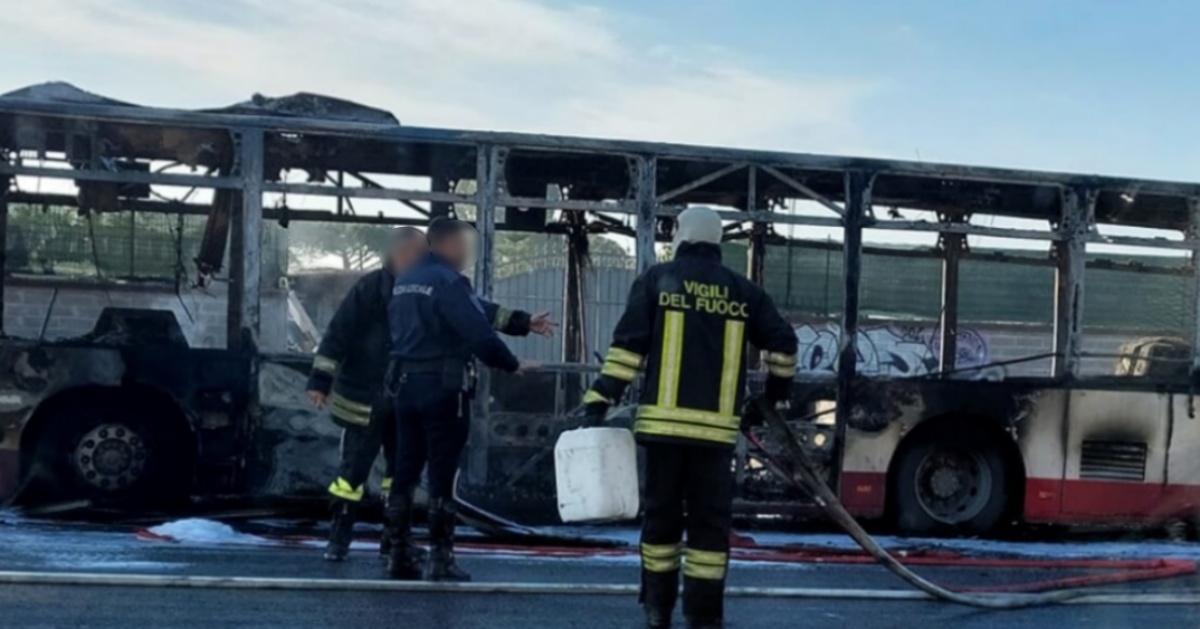 Bus in fiamme a Torvaianica