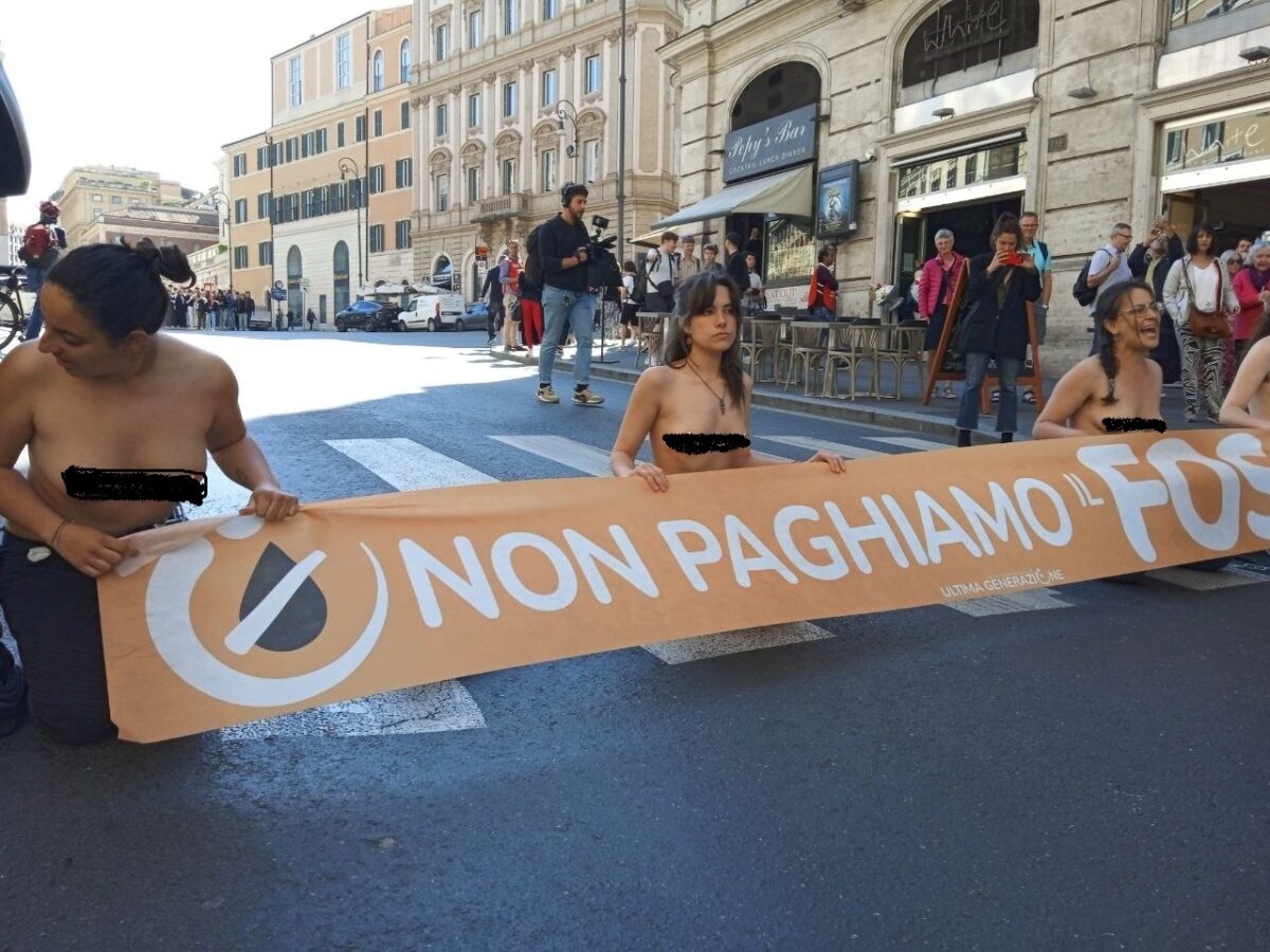A seno nudo il blocco in via del Tritone