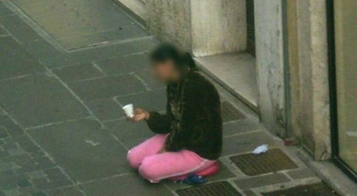 Ragazzina costretta elemosina