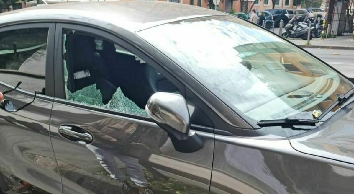 Pietre contro auto e negozi