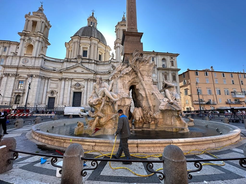 Fontana dei Quattro Fiumi ripulita
