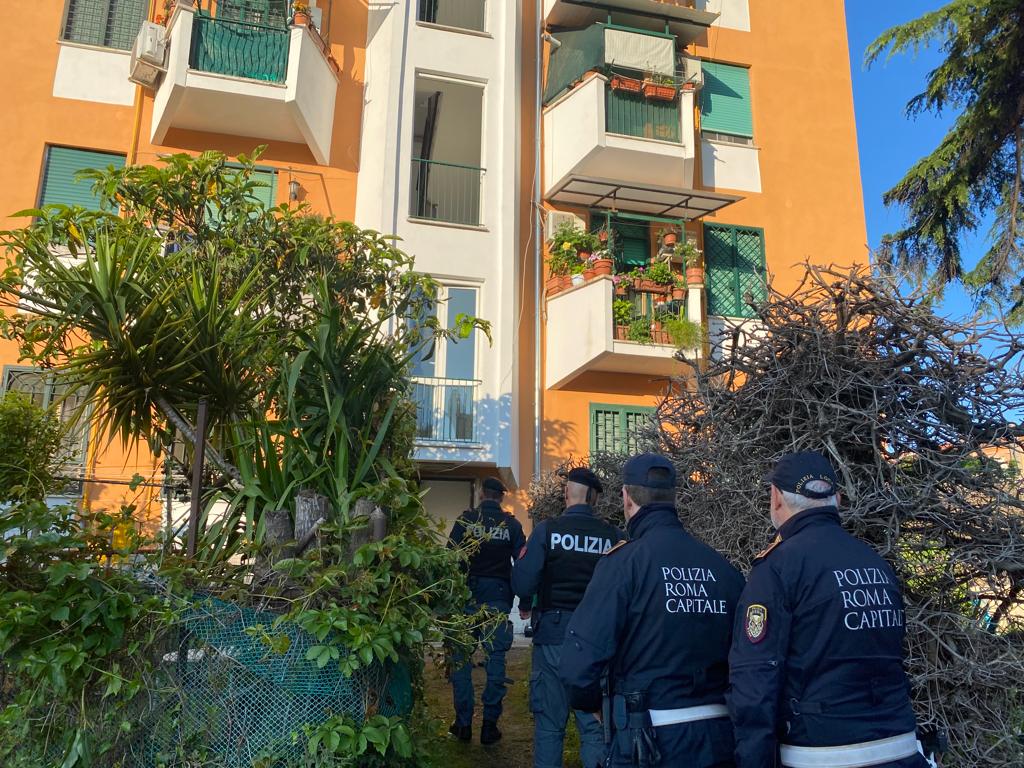 Agenti sgomberano appartamenti Ater a San Basilio