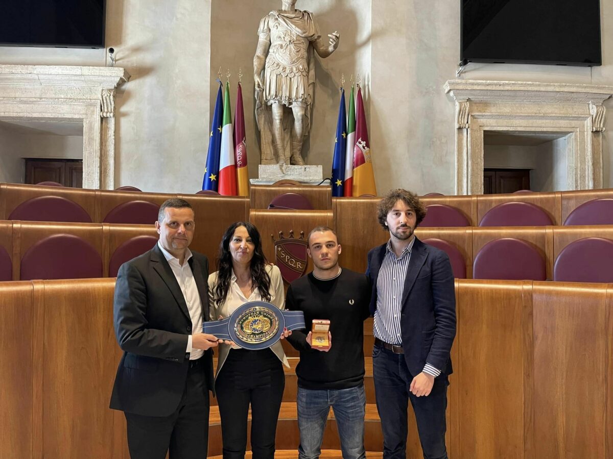 La Presidente Celli ospita il campione d'Europa di pugilato Rossetti