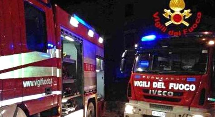 In fiamme un capannone