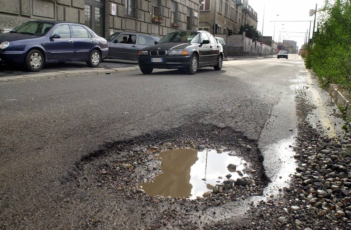 Auto finisce in una voragine