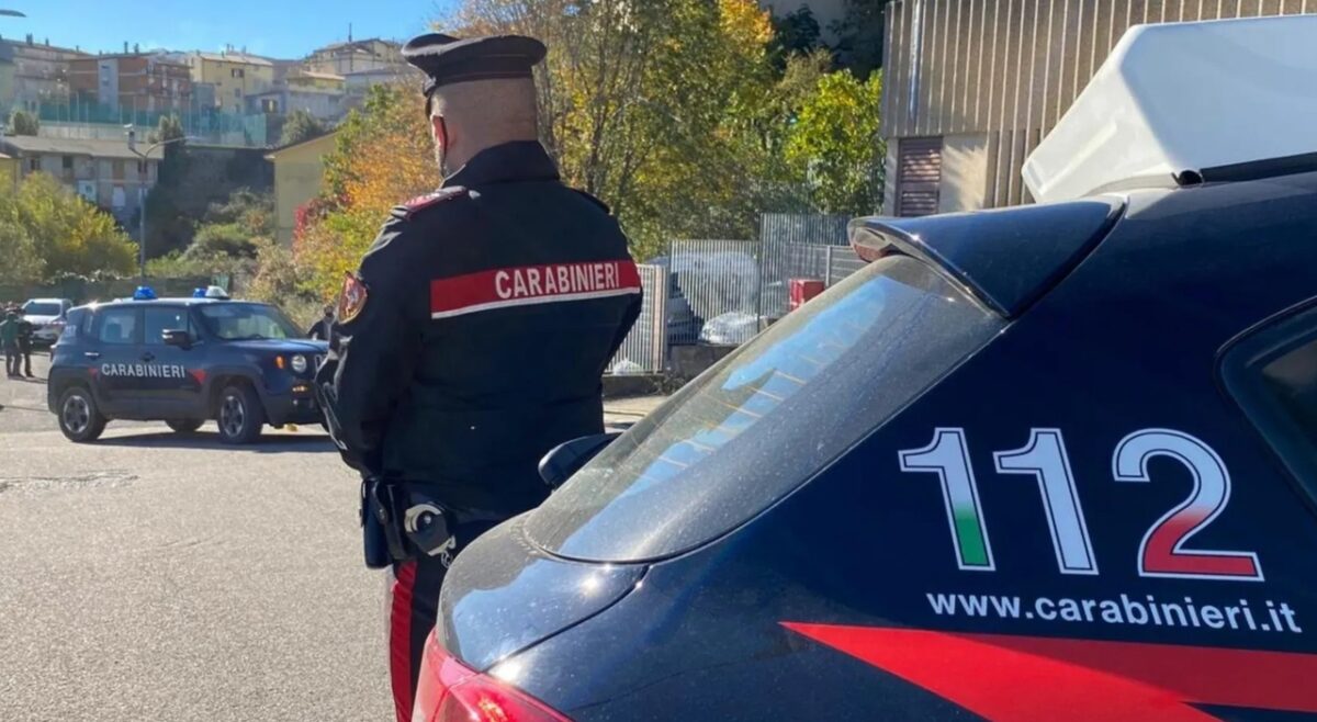 Ladro scoperto fugge