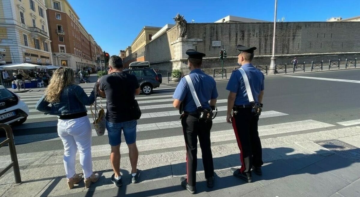 Ladre rubano denaro a turista