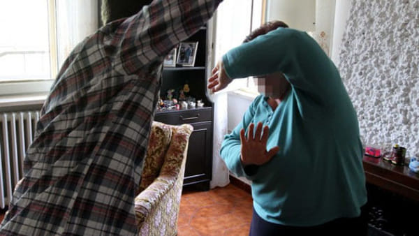 Gli nega i soldi per la droga