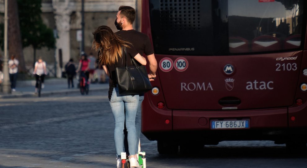 In due sul monopattino