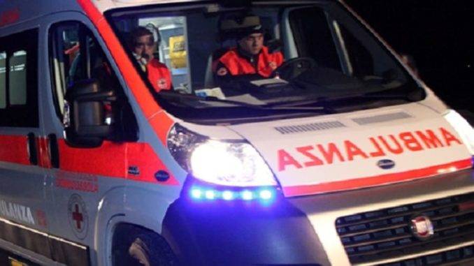 Si dà fuoco davanti casa
