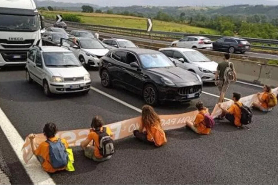 Attivisti bloccano autostrada