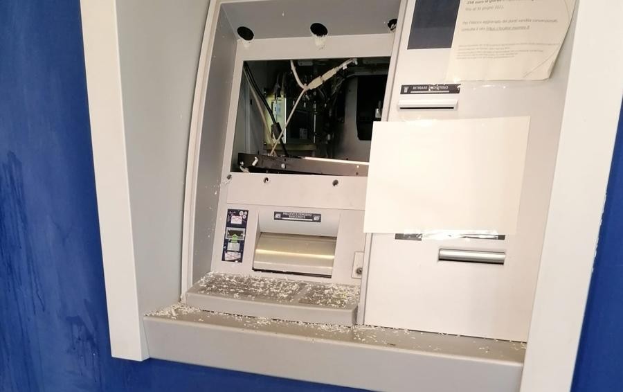 Scappano con il bancomat