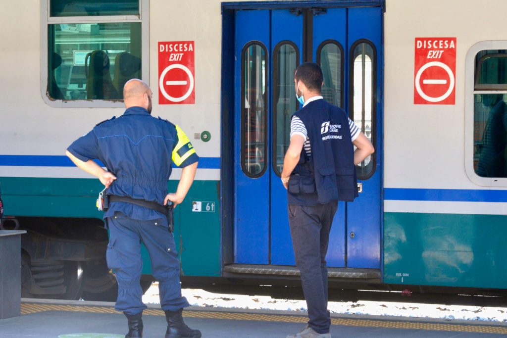 Botte al capotreno e vanno