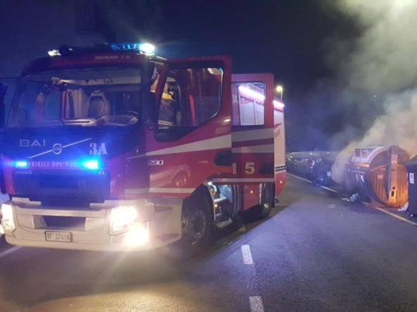 Cassonetti in fiamme a Roma