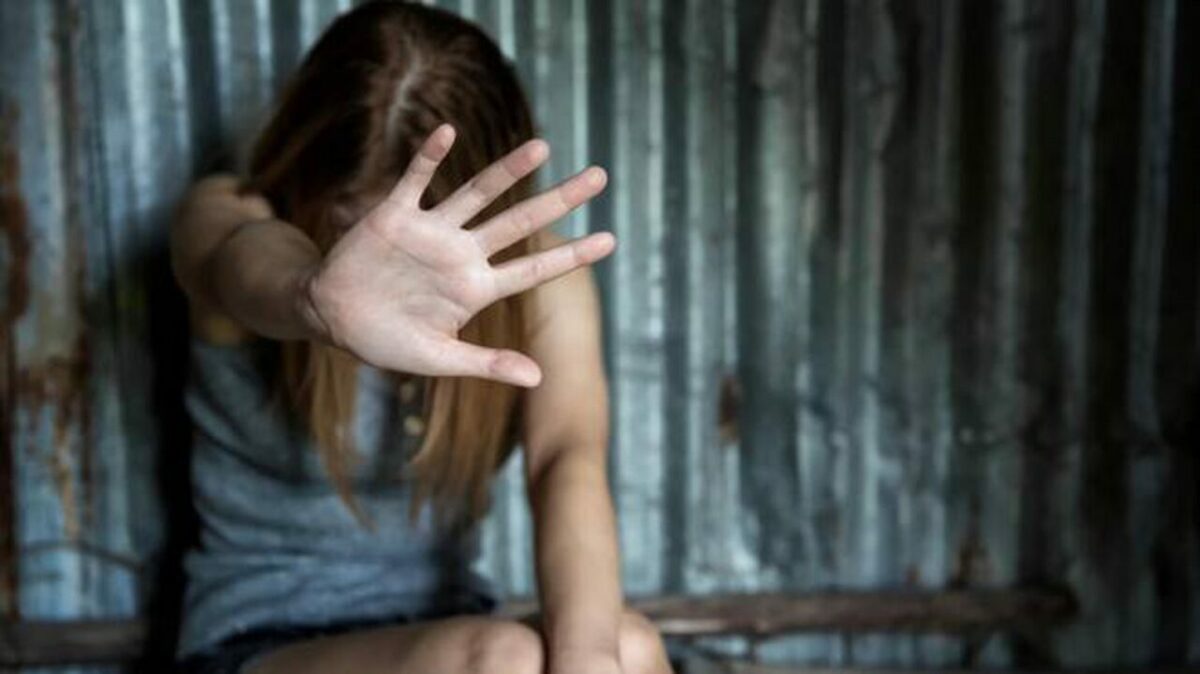 Minorenne denuncia violenza