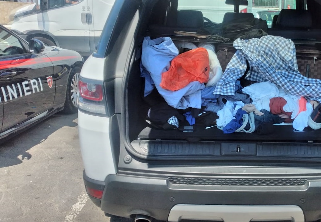 Marijuana nel Suv con targa svizzera: due rumeni in manette