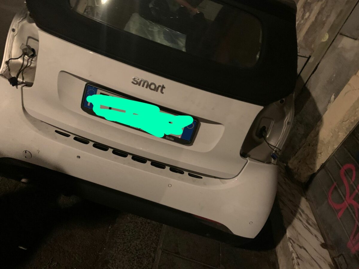 La banda delle Smart ruba fari