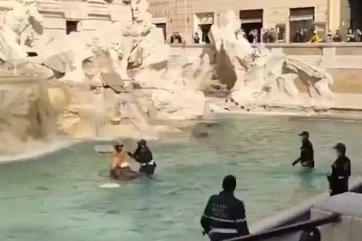 Turista si tuffa Fontana di Trevi