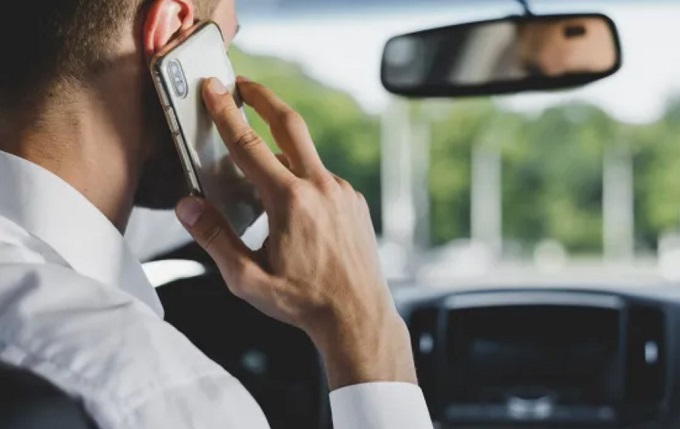 Guida con cellulare in mano