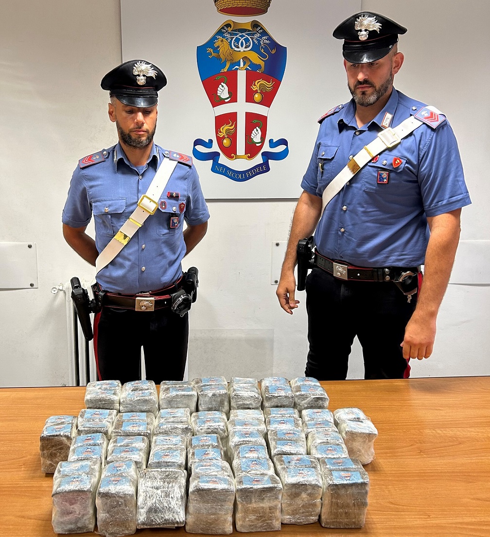 Coppia di Capena ai domiciliari con 30 kg di hashish in casa