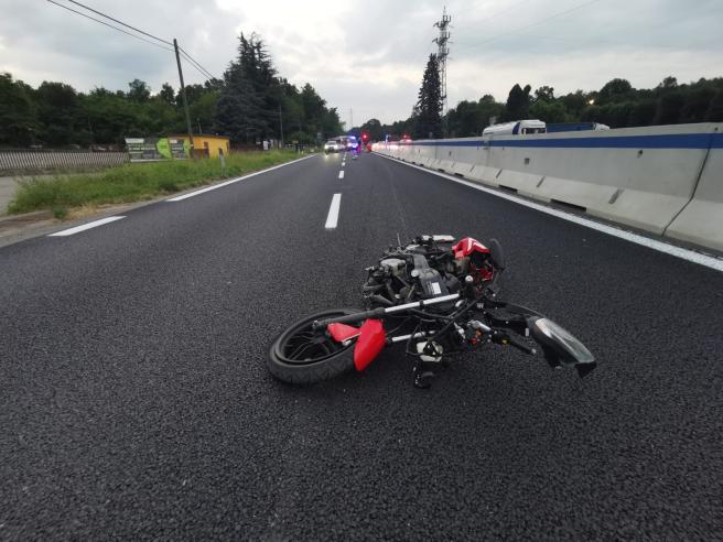 Cade dalla moto dopo scontro