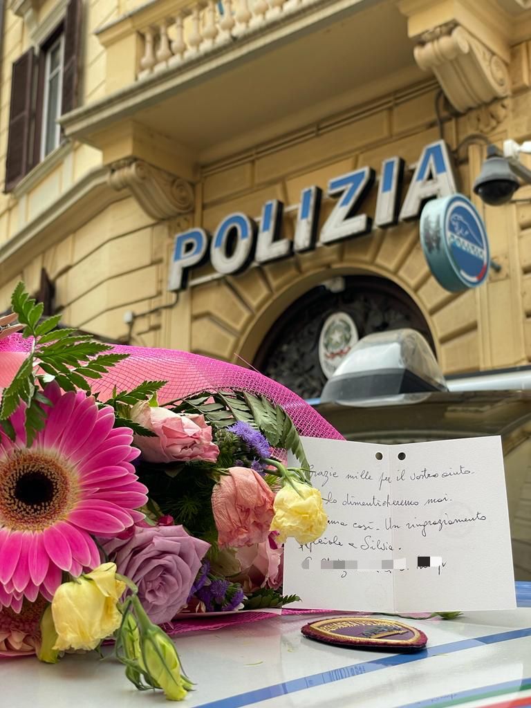 Mazzo di fiori per un grazie agli agenti del Commissariato Prati