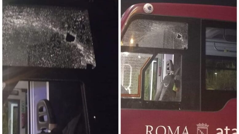 Sassaiola contro due autobus