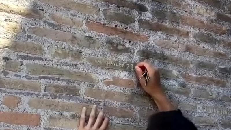 Sfregio al Colosseo di turista