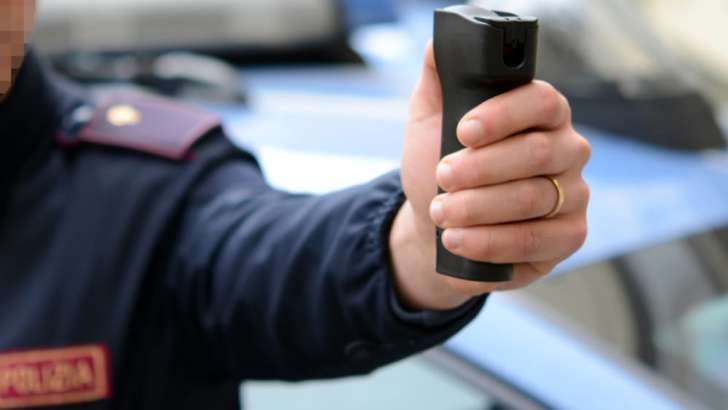 Polizia con spray peperoncino