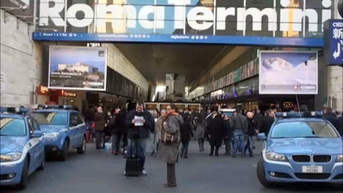 Aggredito e rapinato a Termini