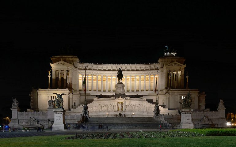 Il Vittoriano aperto di sera