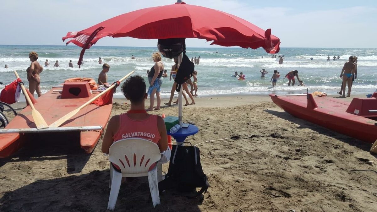 Bagnini salvano tre adolescenti