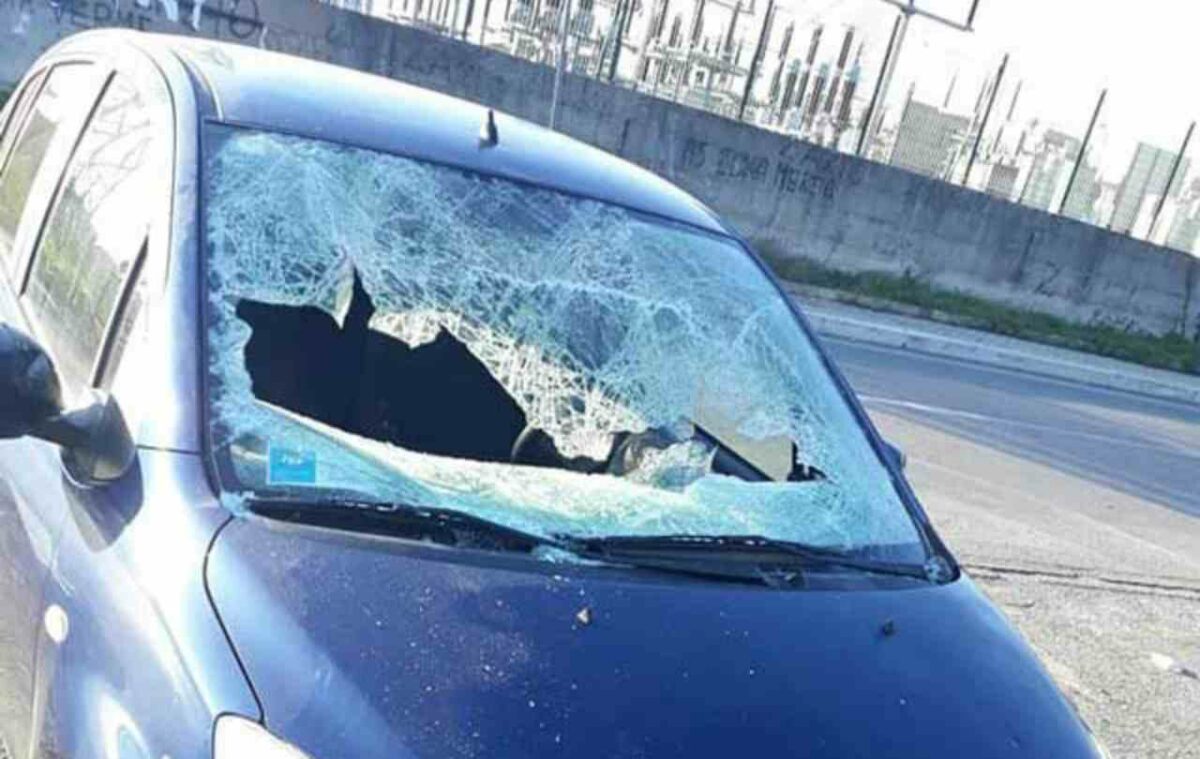 Spacca i parabrezza delle auto